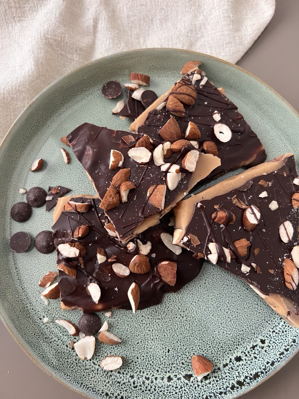 Knapperige chocolade toffee bites met pure Belgische chocolade en amandelen