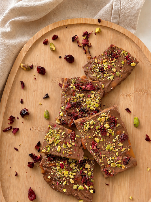 bites chocolade toffee melk van boven pistache roos cranberry