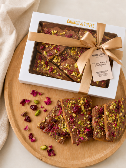pistache, roos en cranberry chocolade toffee in giftbox van boven  melk