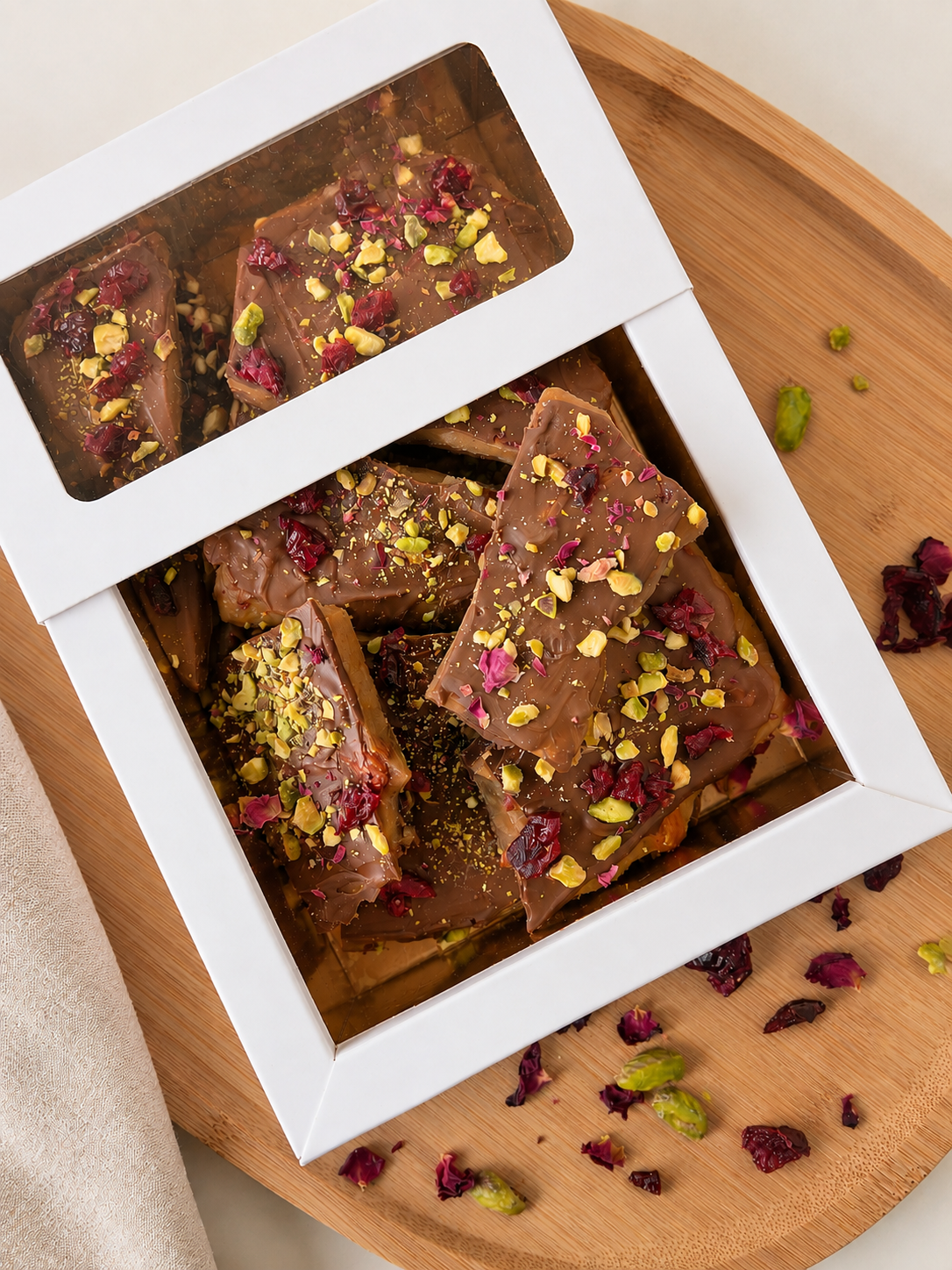 pistache, roos en cranberry chocolade toffee in giftbox van boven open box