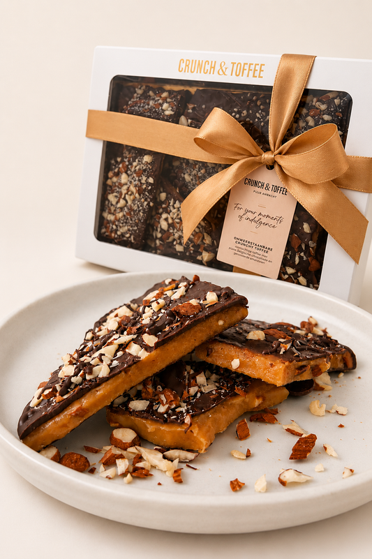 Toffee op bord dichtbij met giftbox 