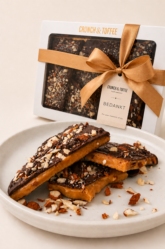 Toffee op bord dichtbij met giftbox met bedankt gift tag