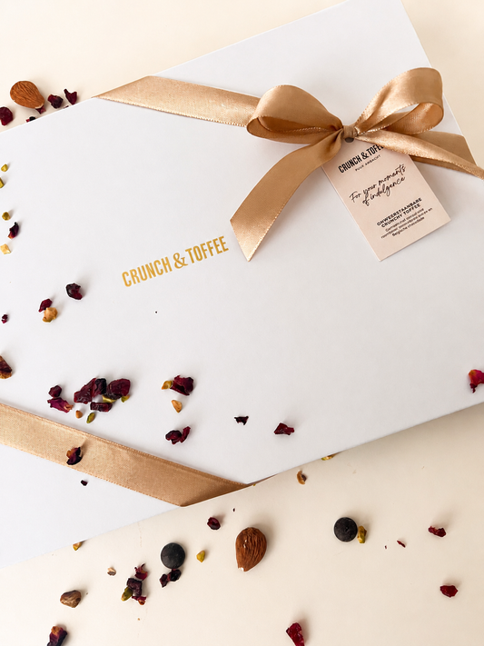 Handgemaakte Engelse chocolade toffee in luxe XL giftbox met pistache amandelen en rozenbladeren